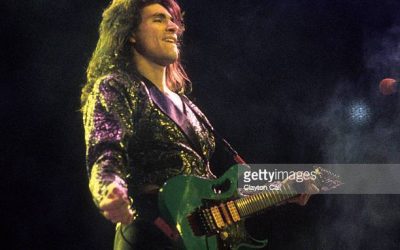 Steve Vai, un genial intérprete con la guitarra eléctrica de triple mástil.